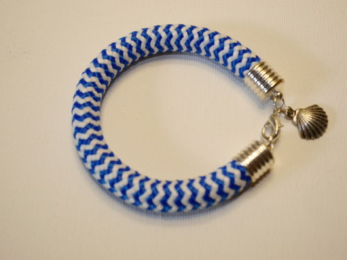 Armband aus Segelseil in blau mit Muschel-Charme