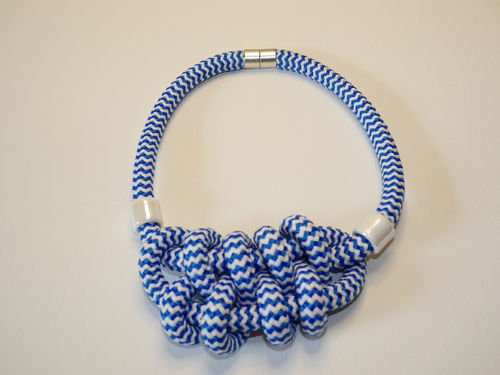 Segelseil-Kette kurz mit Knoten und Keramik, royalblau/weiß