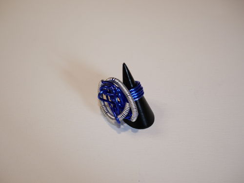Royalblauer Ring mit silberner Spirale