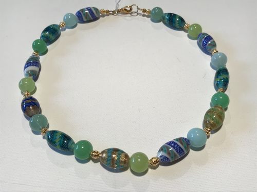 Murano-Perlen in Grün- und Blautönen mit Gold