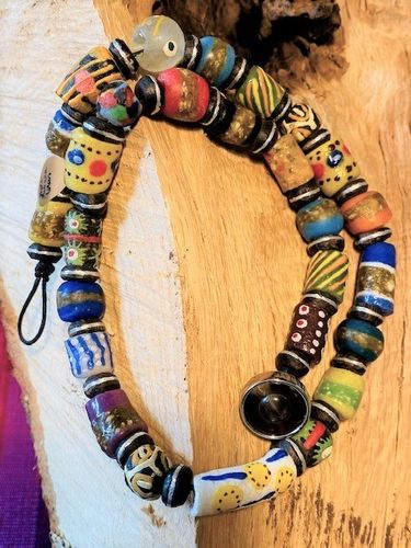 Shari - handgemachte Glasperlen aus Afrika mit Holz und Knopfverschluß